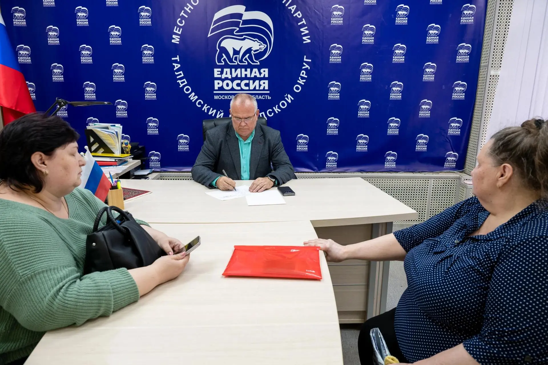 🇷🇺 Провёл очередной личный приём граждан в общественной приёмной местного отделения п...