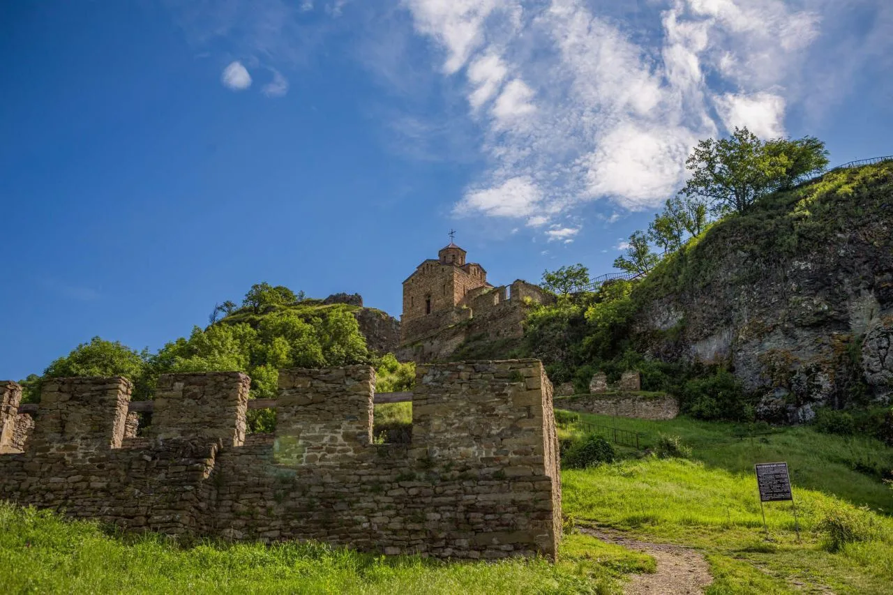 🏛 Шоанинский храм, Карачаевский район
#КарачаевоЧеркесскаяРеспублика

📌 Интерьер храма отличается 