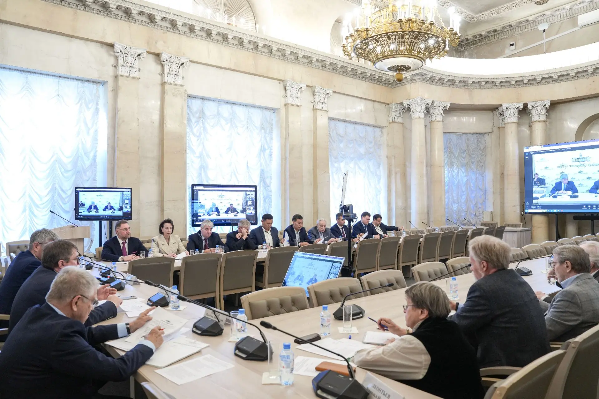 Сегодня работаю в Москве. Принял участие в заседании Совета Российской академии наук. С...