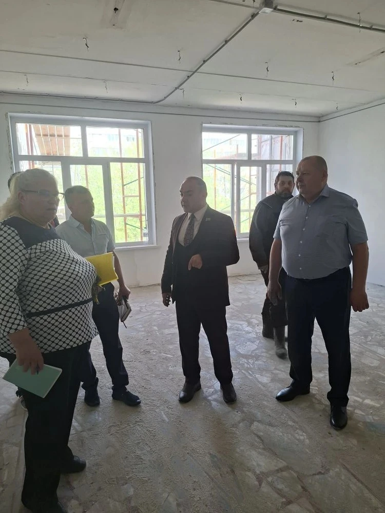 🏗НОВОСТИ КАПРЕМОНТА  Ремонтные работы в МБОУ «СОШ №56» продолжаются.   Сегодня на еженедельном совещ
