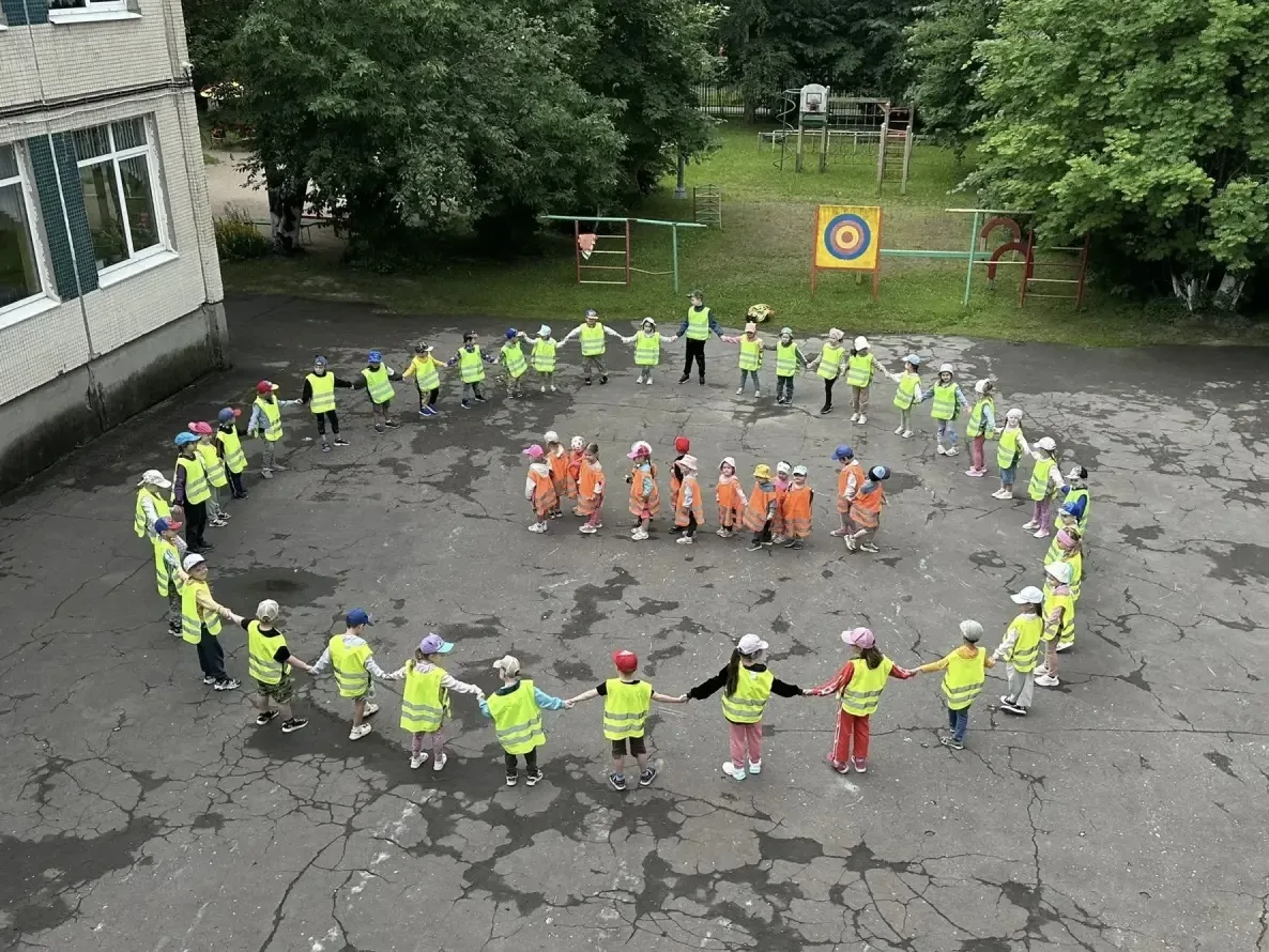 🚦 Начинаем неделю правильно!

В нашем детском саду стартовала Неделя безопасности. 

Сегодня дети в