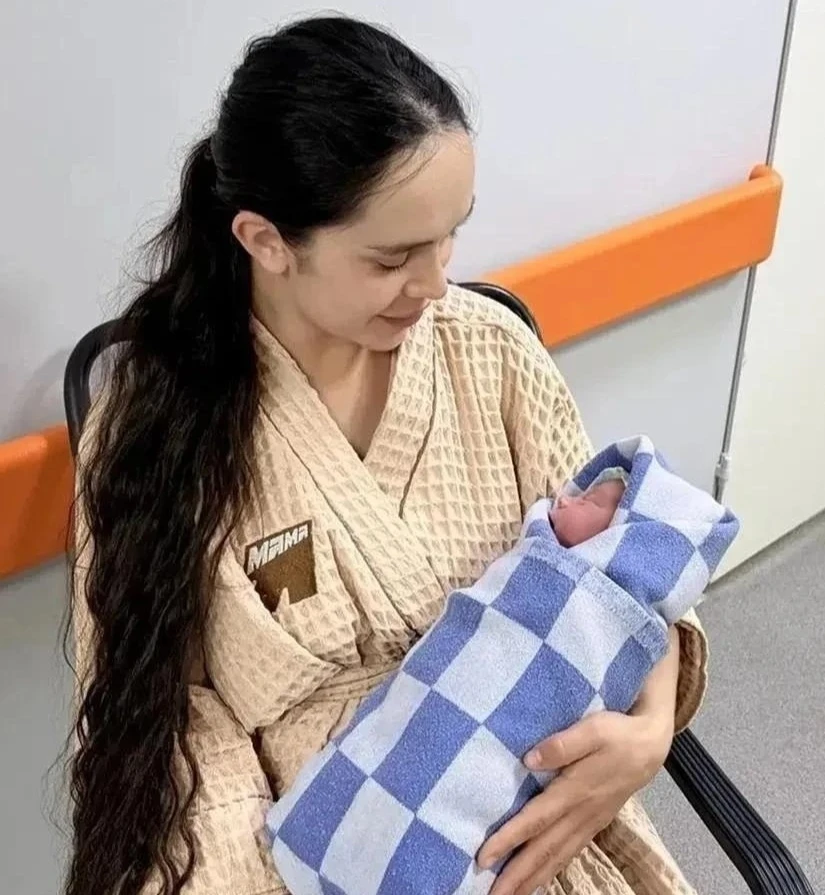 Как назвали мальчишку, который родился накануне в самолете, который летел в большую Тюм...