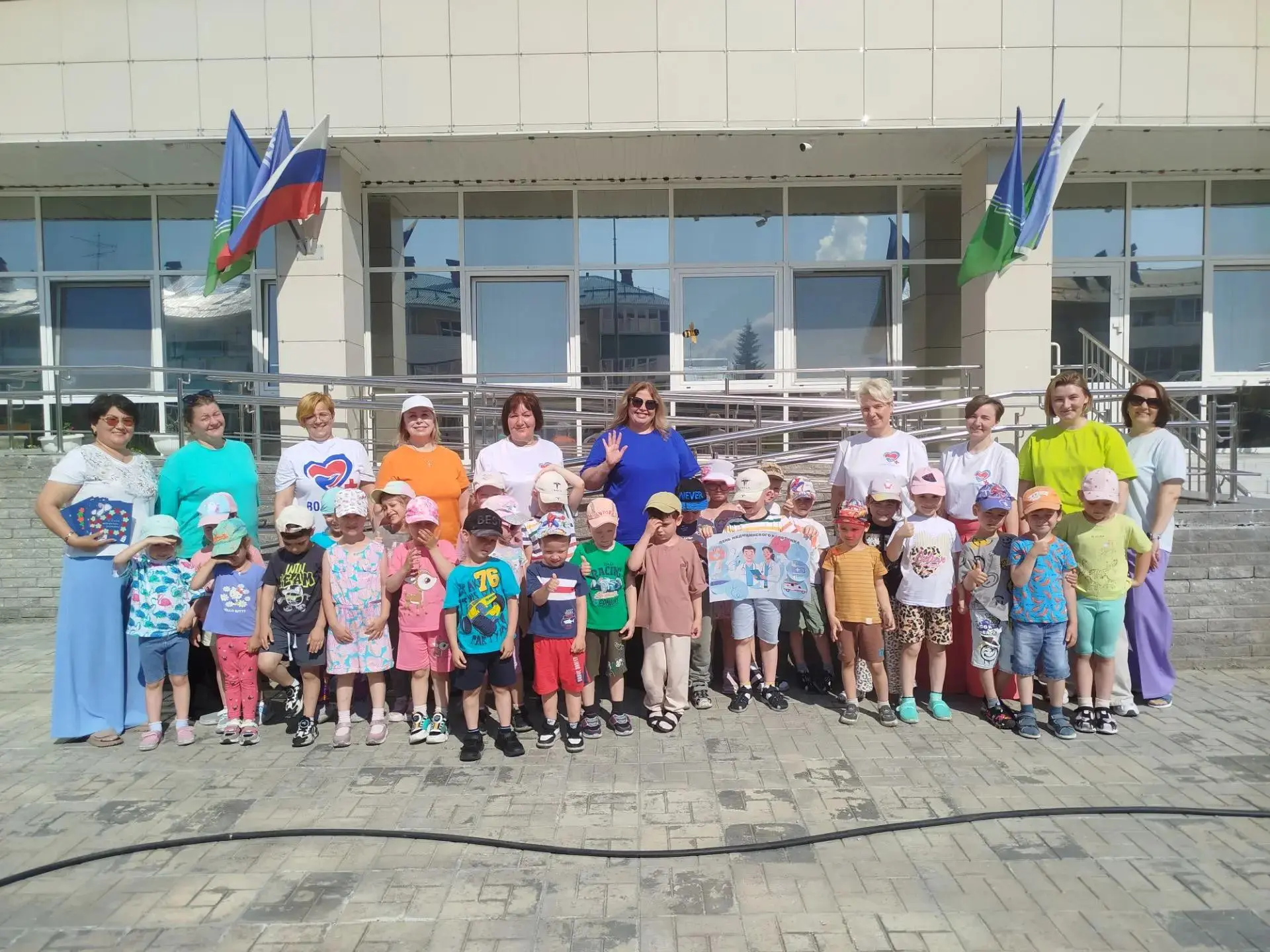 🚨 ТРЕВОГА! В городе объявился Великий и Ужасный Микроб! 🦠

Он хотел испортить наш праздник, спрята