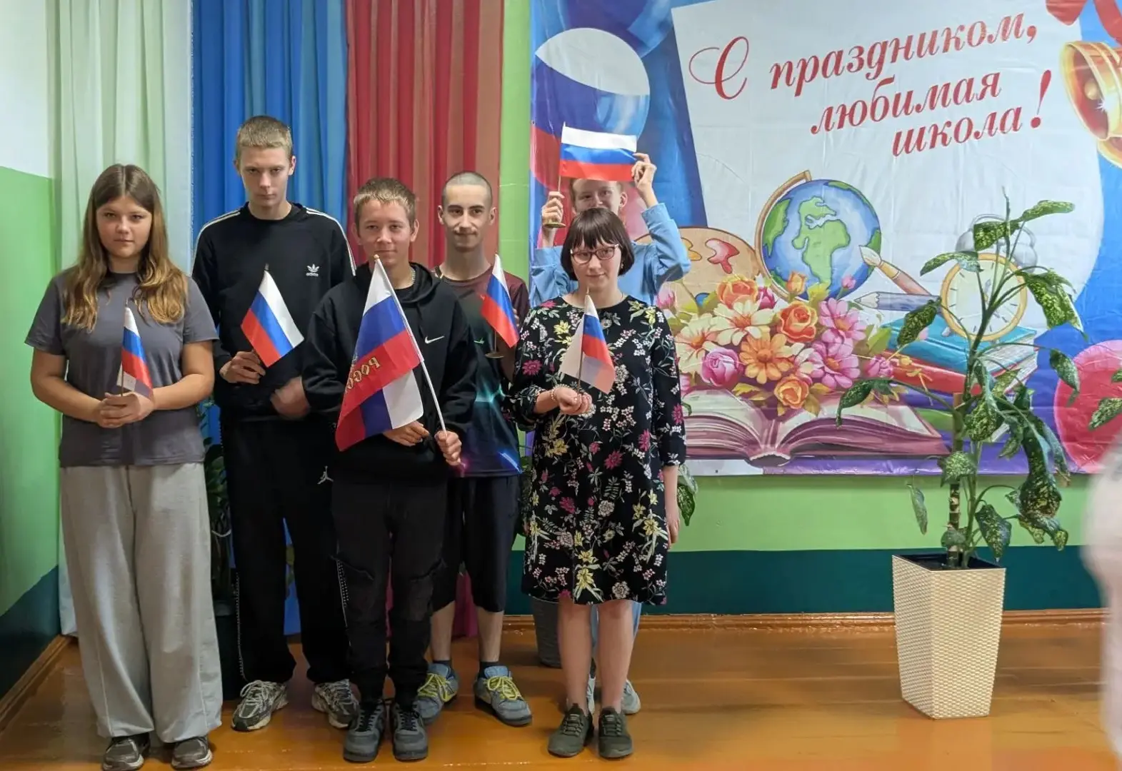 22 августа  наша  страна отмечает праздник — День государственного флага РФ. Это день, ...