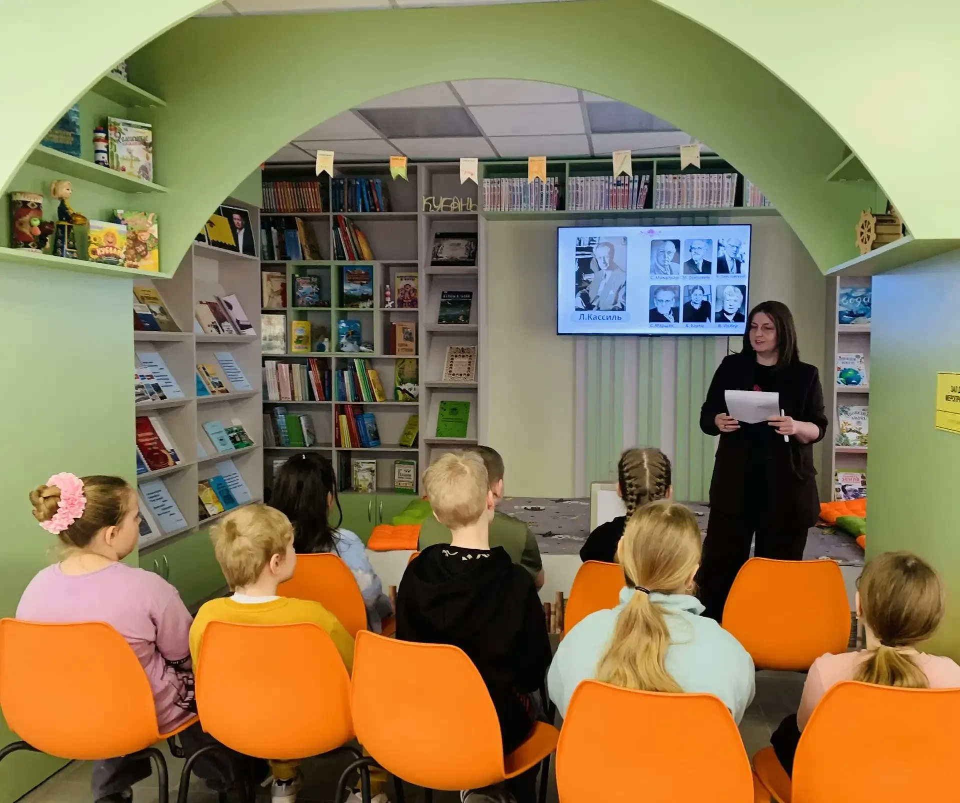 Каникулы с пользой 😊  Сегодня, в первый день каникул, ребята из 2Б класса посетили детскую библиотек