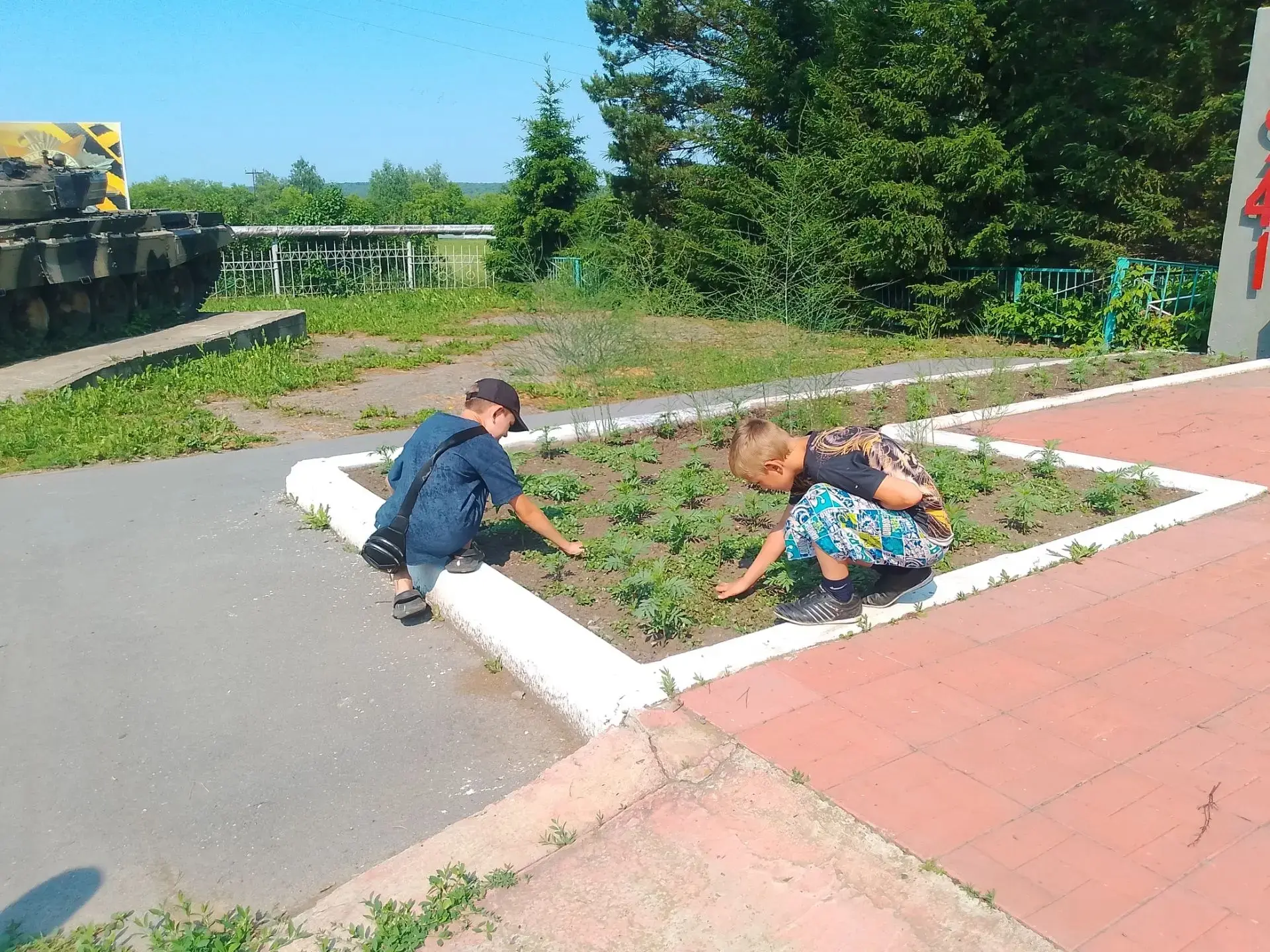 🌱 Трудовой десант в действии! 💪
Лето в самом разгаре, а это значит, что наша школьная трудовая бри