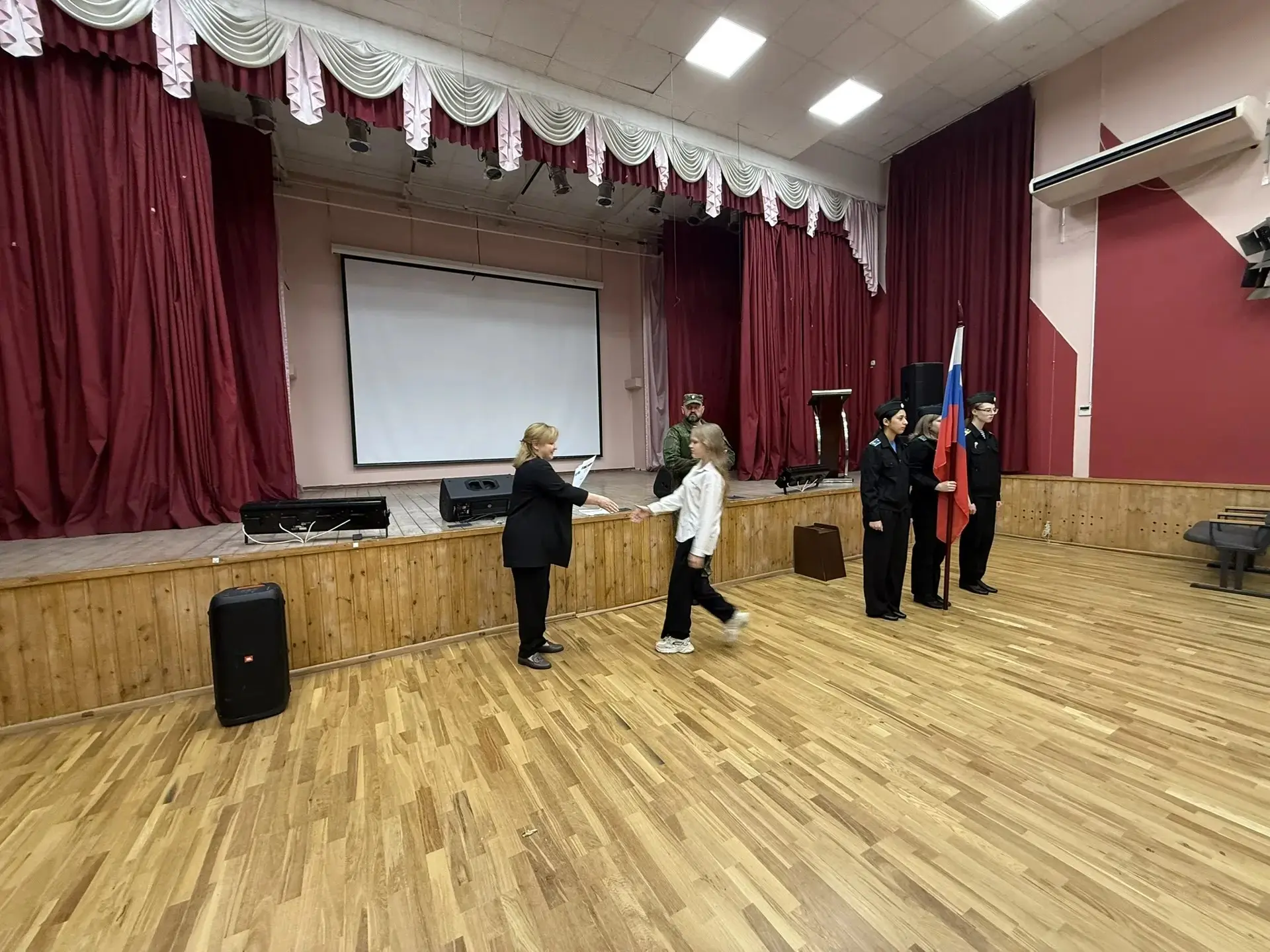 Доброе снежное утро, страна! ❄️  Сегодня, 27 апреля, понедельник, и новая неделя в нашей школе тради