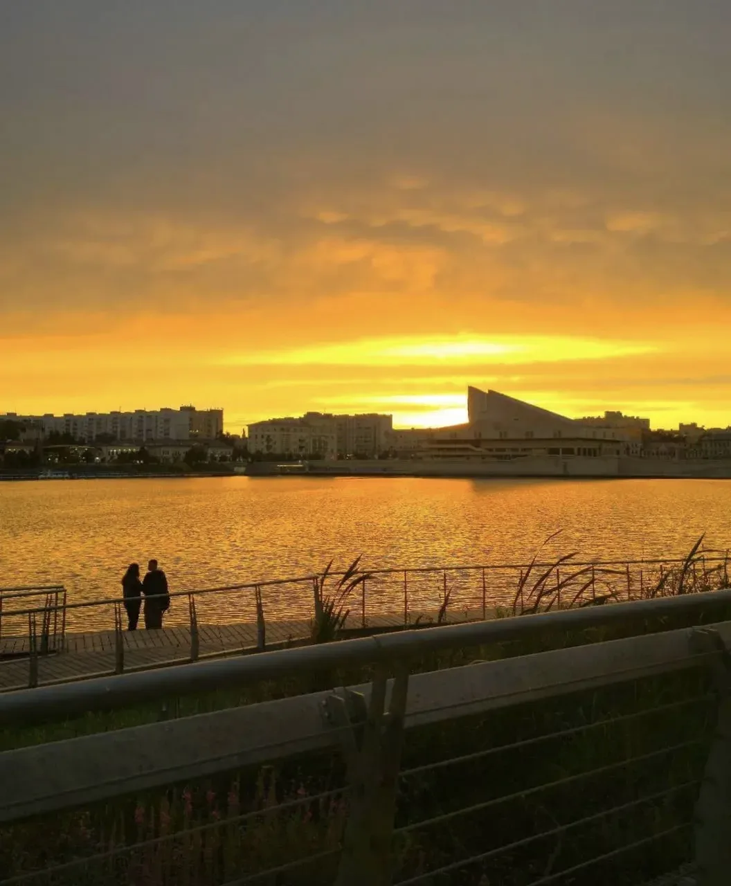 🌆 Прекрасный золотой закат прямо сейчас в Казани