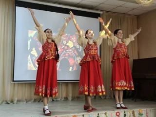 🌸 Праздник весны, талантов и улыбок: как в МОУ СШ № 3 отметили Международный женский день 🌸  Наканун