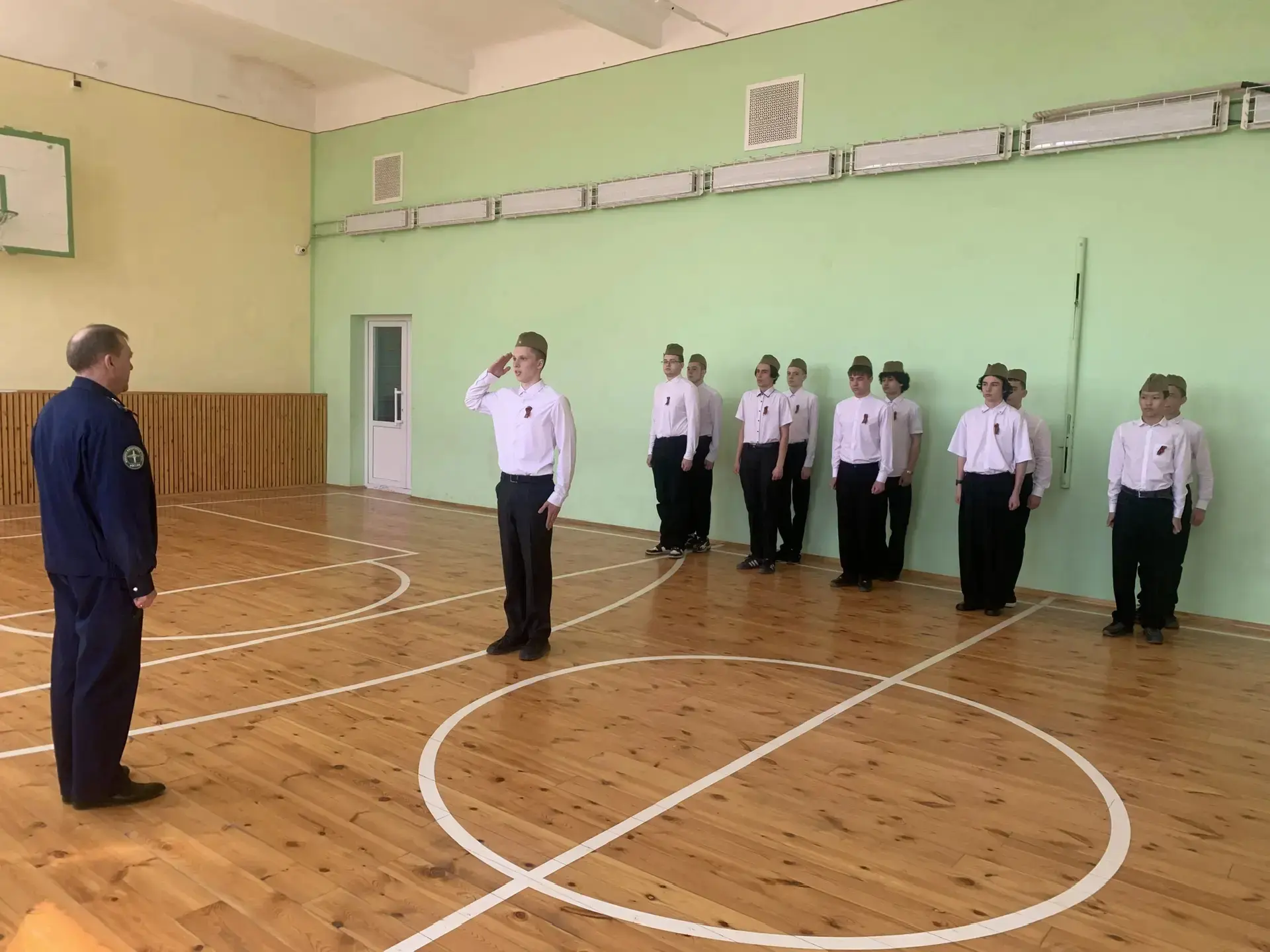 Сегодня завершился городской этап военно-спортивных игр для десятиклассников. На смотре строевой под