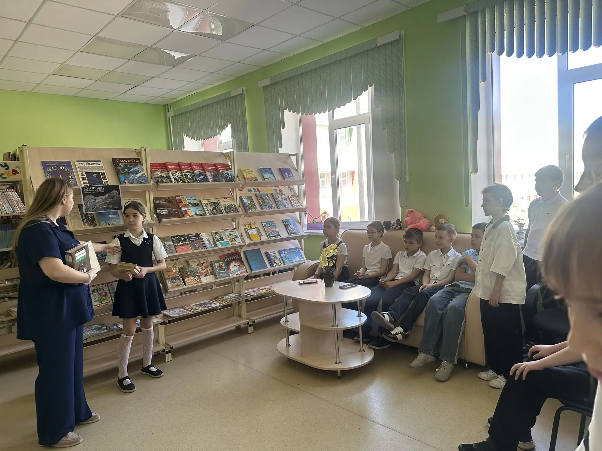 📚Литературная выставка «Шолоховский уголок»  Советники директора по воспитанию организовали в школьн