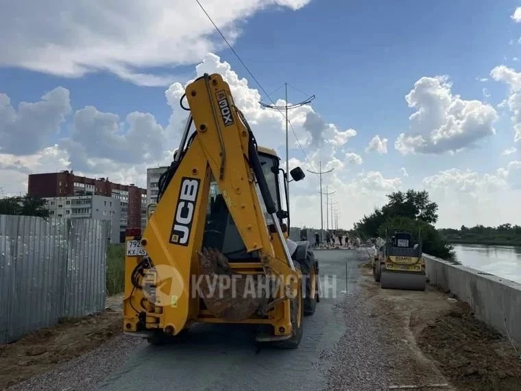 Возле незаконной высотки обновляют набережную Тобола.

В Шевелевке начали укладывать плитку на участ