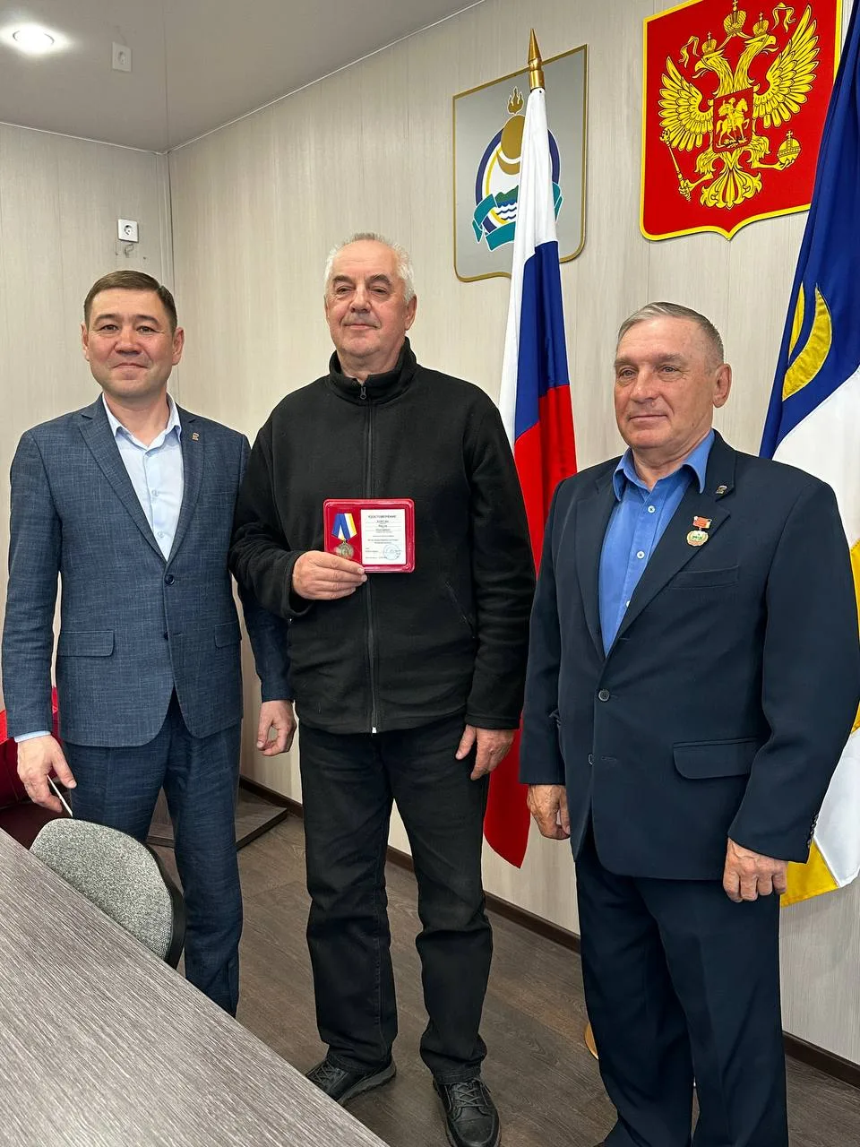 ✨ Сегодня, 12 мая, председатель Совета депутатов Евгений Бутаков и председатель РОО «Ветераны строит
