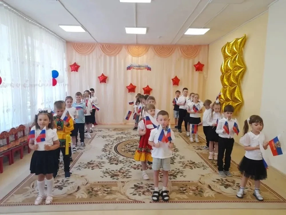 Сегодня в дошкольном отделении прошел праздничный концерт, посвященный Дню России. Воспитанники с эн