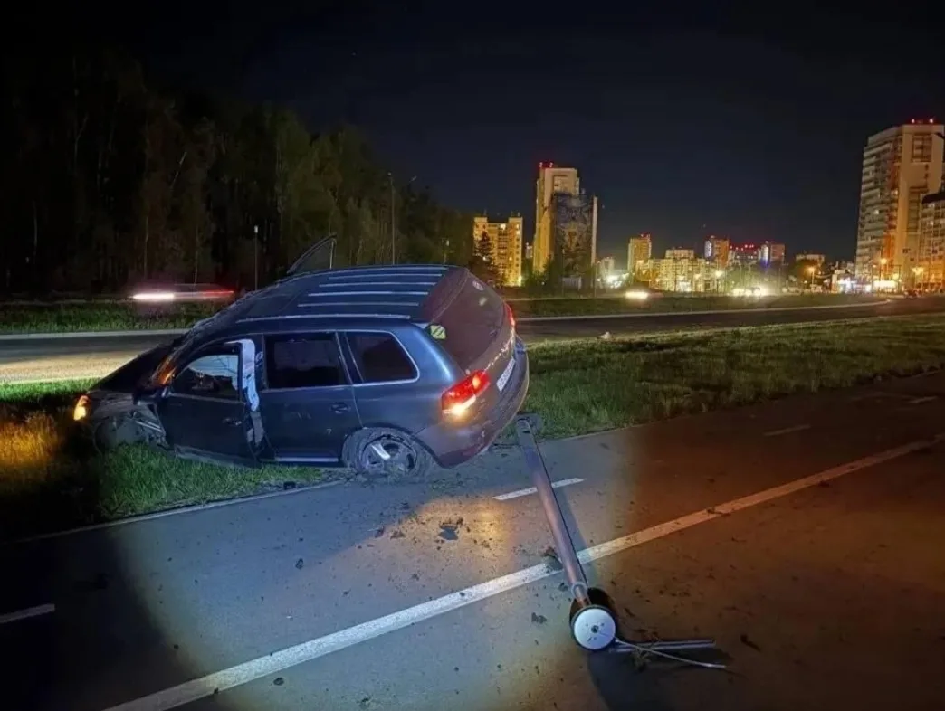 11 мая пьяный водитель автомобиля Volkswagen сбил столб на улице Бейвеля, вследствие чего на некотор