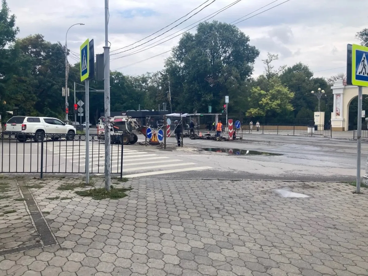 МУП «Водоканал» снова разрыл участок Петровской и Спартаковского. Напомним, этот перекр...