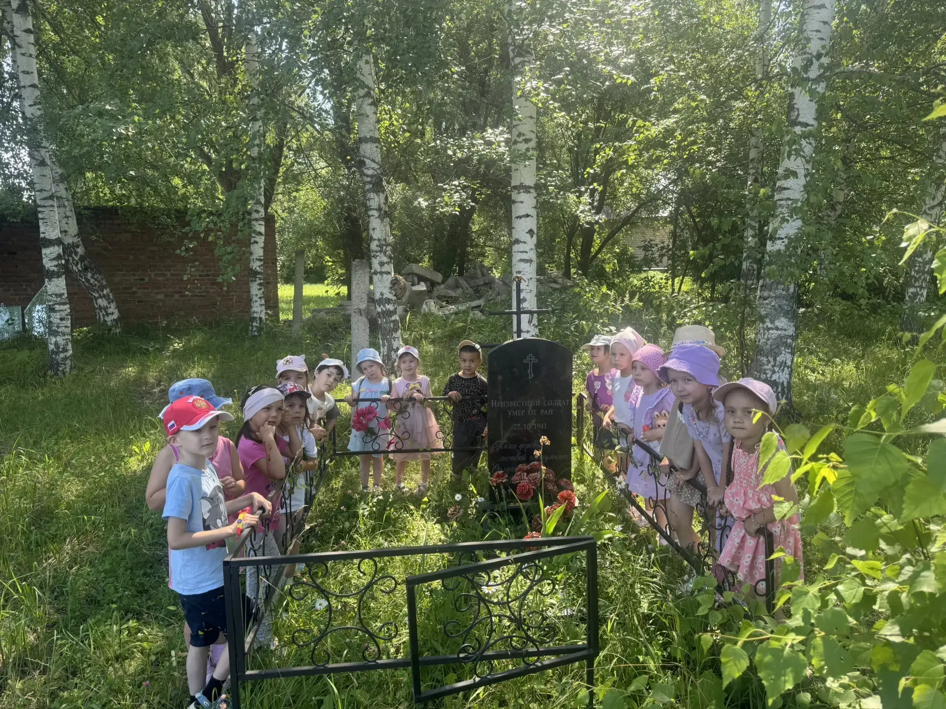 В рамках проекта #ПоРодномуКраюсРюкзакомШагаю 🎒наши воспитанники отправились к памятнику Неизвестно