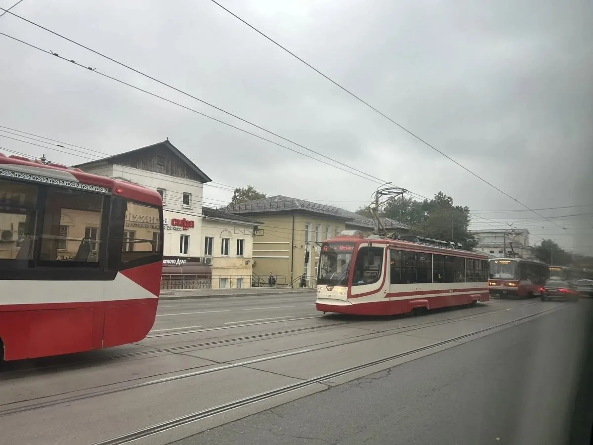 На улице Октябрьской в Туле сегодня с утра временно остановилось движение трамваев, — с...