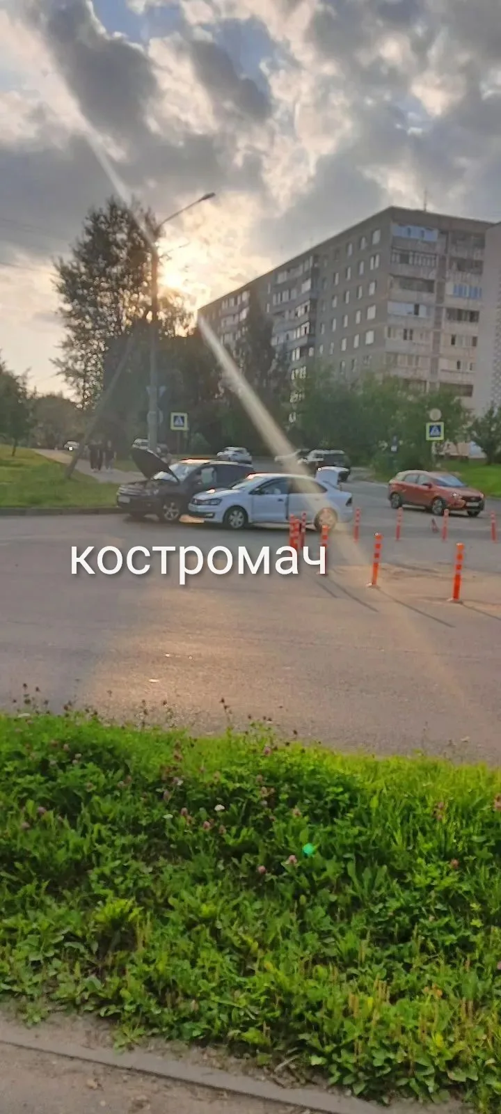 Авария на перекрёстке Скворцова и Свердлова. Машины стоят 12 часов.

Фото прислали в предложку [конт