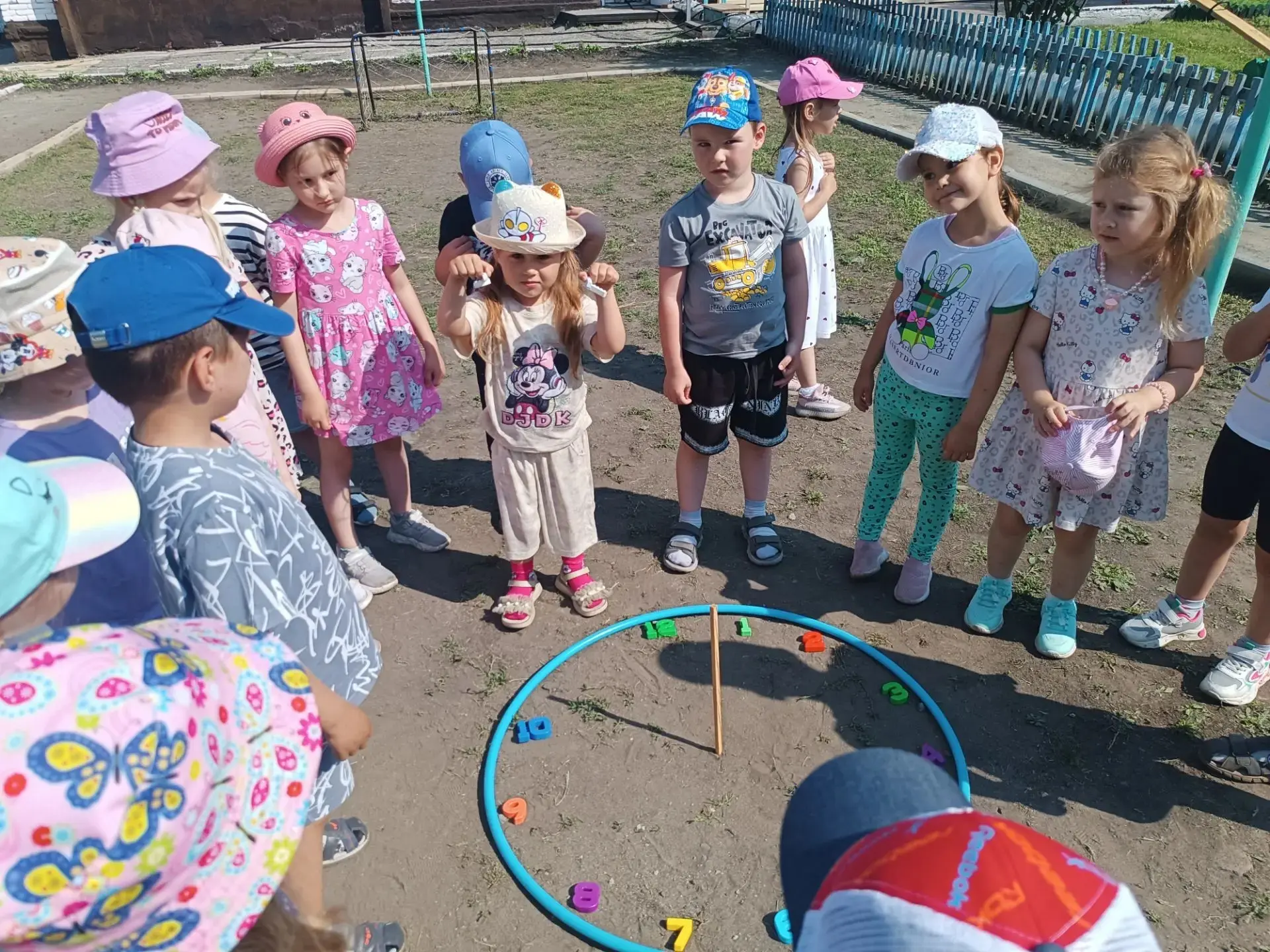 📅День "Опыты с солнечными лучами"🌞
🌞🧐"Солнечная лаборатория".
Изготовили простые солнечные часы 