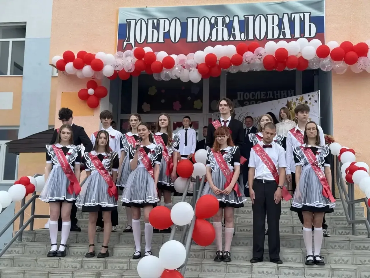 ГЛАВА БАЛАШОВСКОГО РАЙОНА ОЛЕГ ДУБОВЕНКО ПОЗДРАВИЛ ВЫПУСКНИКОВ С ПОСЛЕДНИМ ЗВОНКОМ