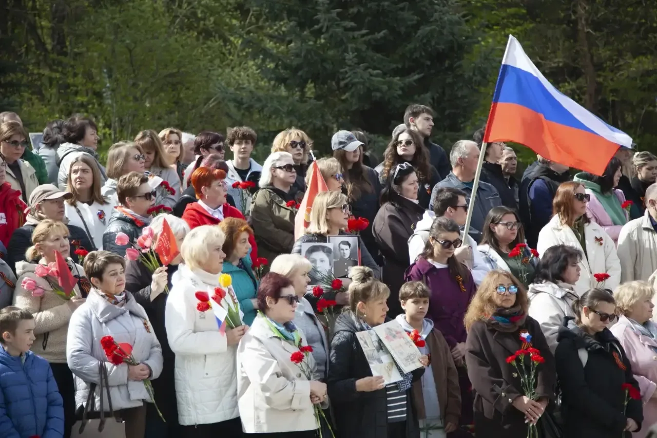 9 мая коллектив сотрудников нашей школы принял участие в митинге, посвящённом Дню Победы.  В этот де