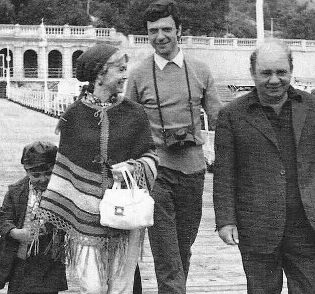 Семья Лазаревых и Евгений Леонов, 1972 год.

☭ Мы из СССР☭