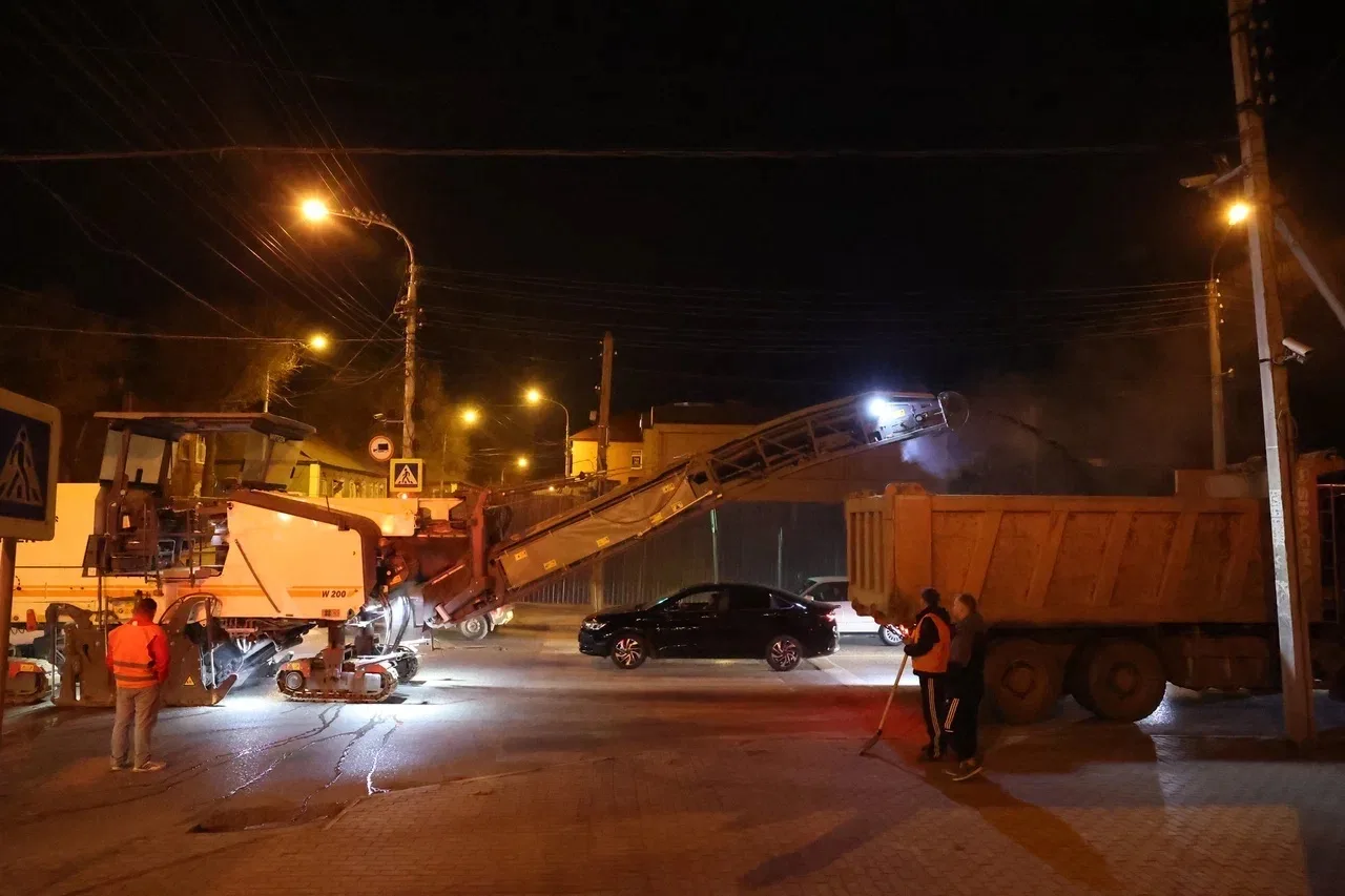 Продолжаем обновлять городские дороги.  Сегодня ночью специалисты начали укладывать первый слой асфа