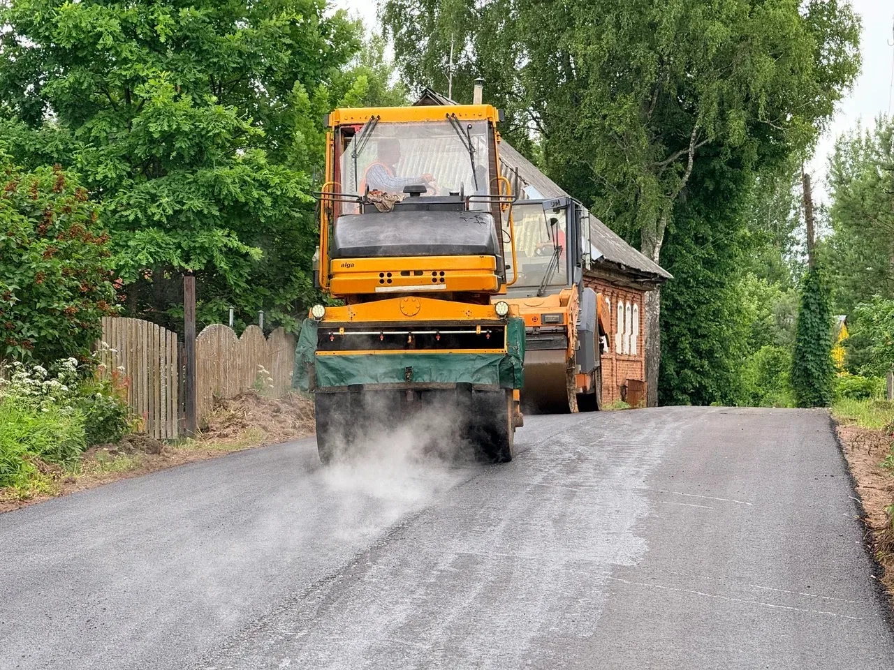 ⚒️ В Демянском округе продолжается ремонт дороги к населенным пунктам
 
В рамках национального проек