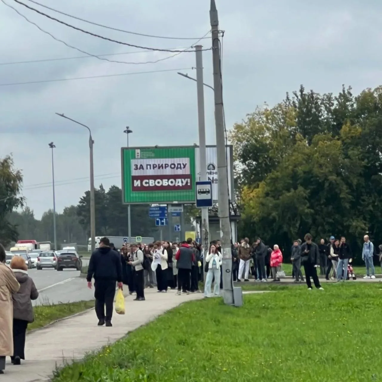 🤯На остановке у стадиона «Авангард» — огромная толпа