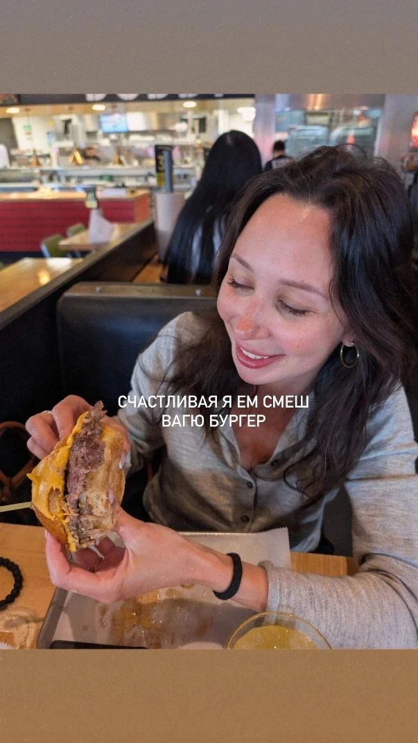 Лиза уплетает сочный бургер 🍔🤤