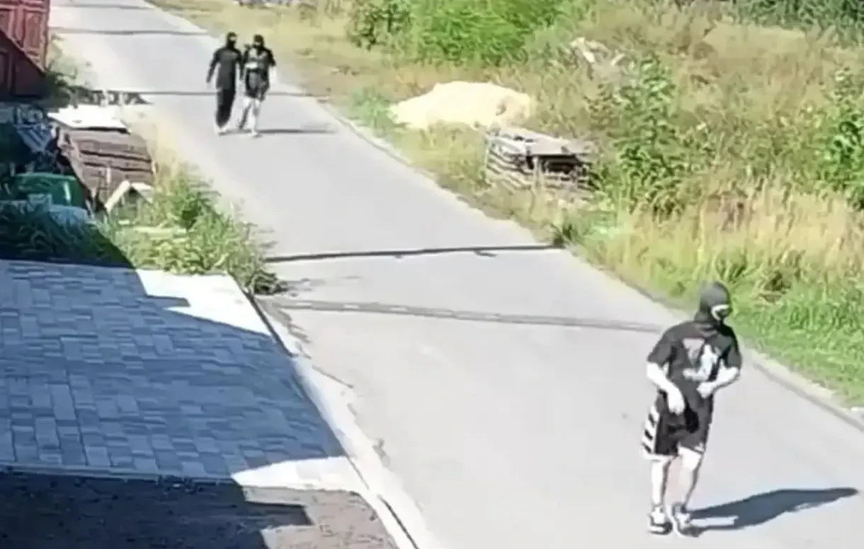 Трое в балаклавах средь бела дня напали на воронежца на улице