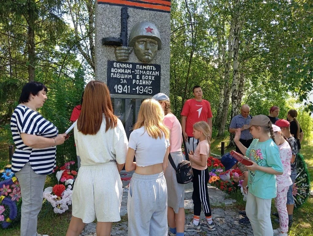 Эхо войны в наших сердцах 🇷🇺🕯
В Кутырлинском поселении  прошёл особенный час памяти для детей и п