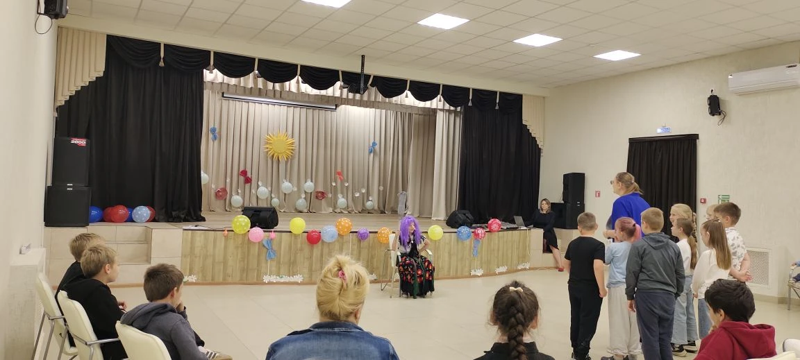 В День защиты детей для юных гостей в клубе хутора Вестник была организована яркая и ве...