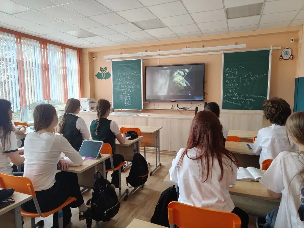 🚀 Вчера в нашей школе прошли сразу два ярких события. Учащиеся 10-х классов вместе с учителями физик