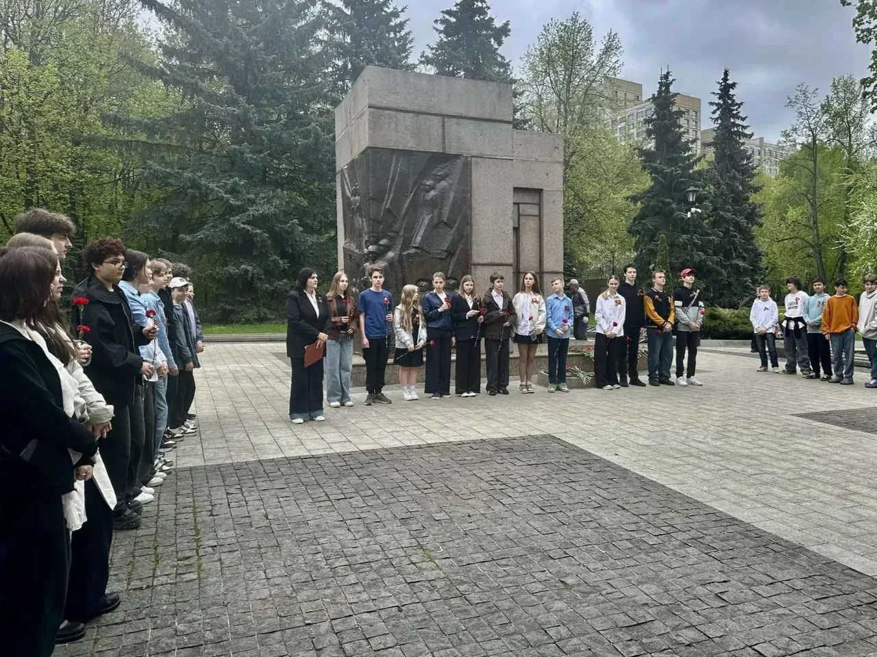 Память сильнее времени 🌟  🔥 Сегодня наши ученики приняли участие в торжественной линейке, приуроченн