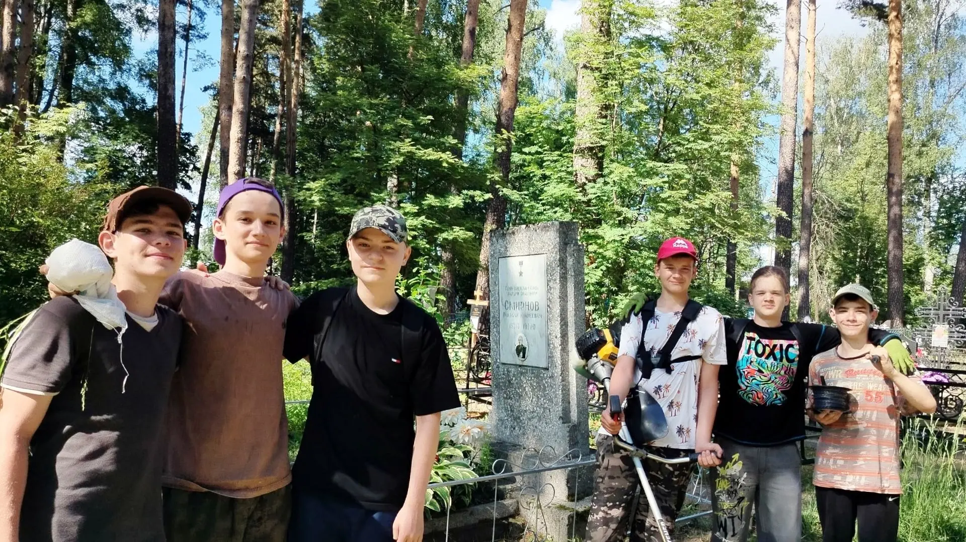 Наследники героев: Юные волонтеры навели порядок на могиле Героя Советского Союза Николая Смирнова

