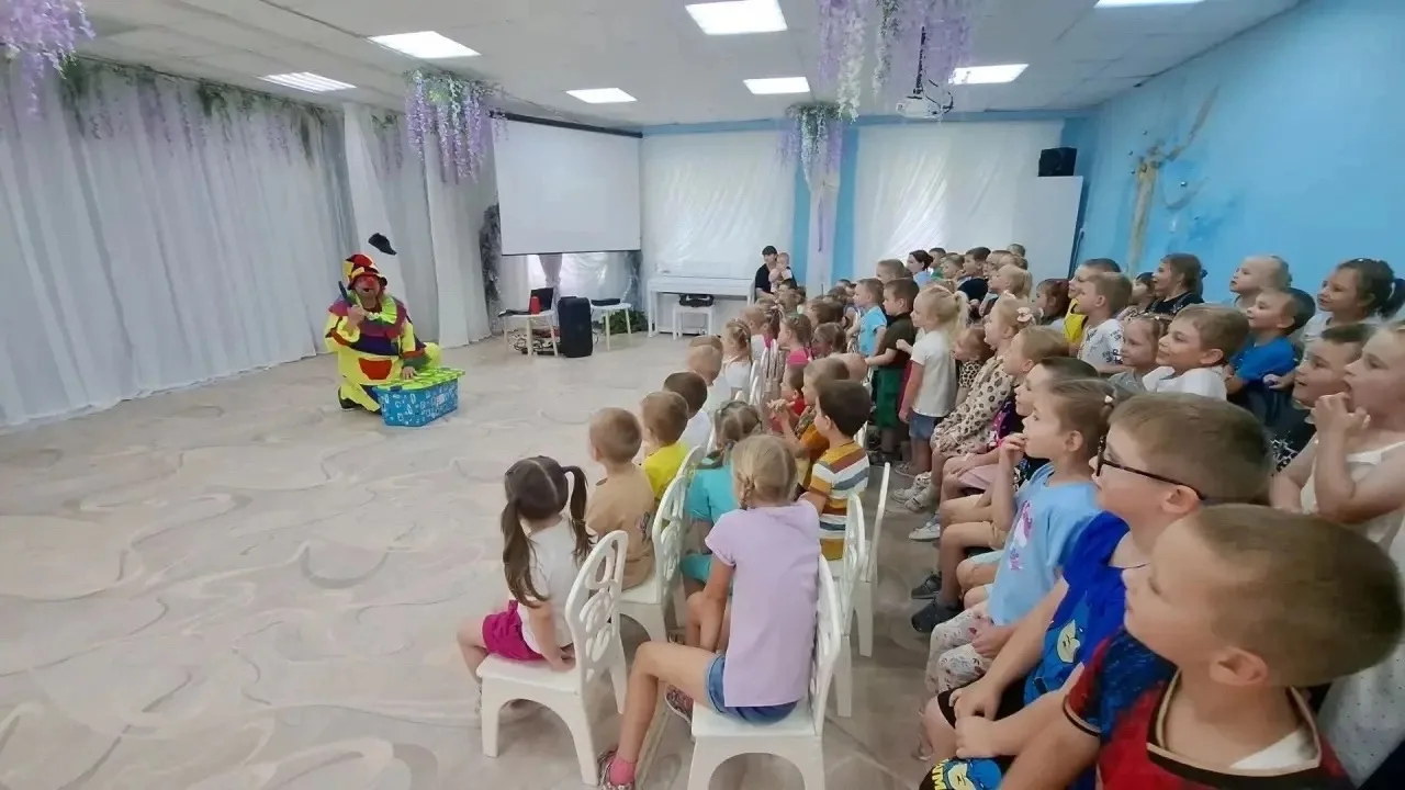 «НАШИ ГОСТИ» 

Сегодня в нашем саду было настоящее цирковое представление с мыльными пузырями — и эт