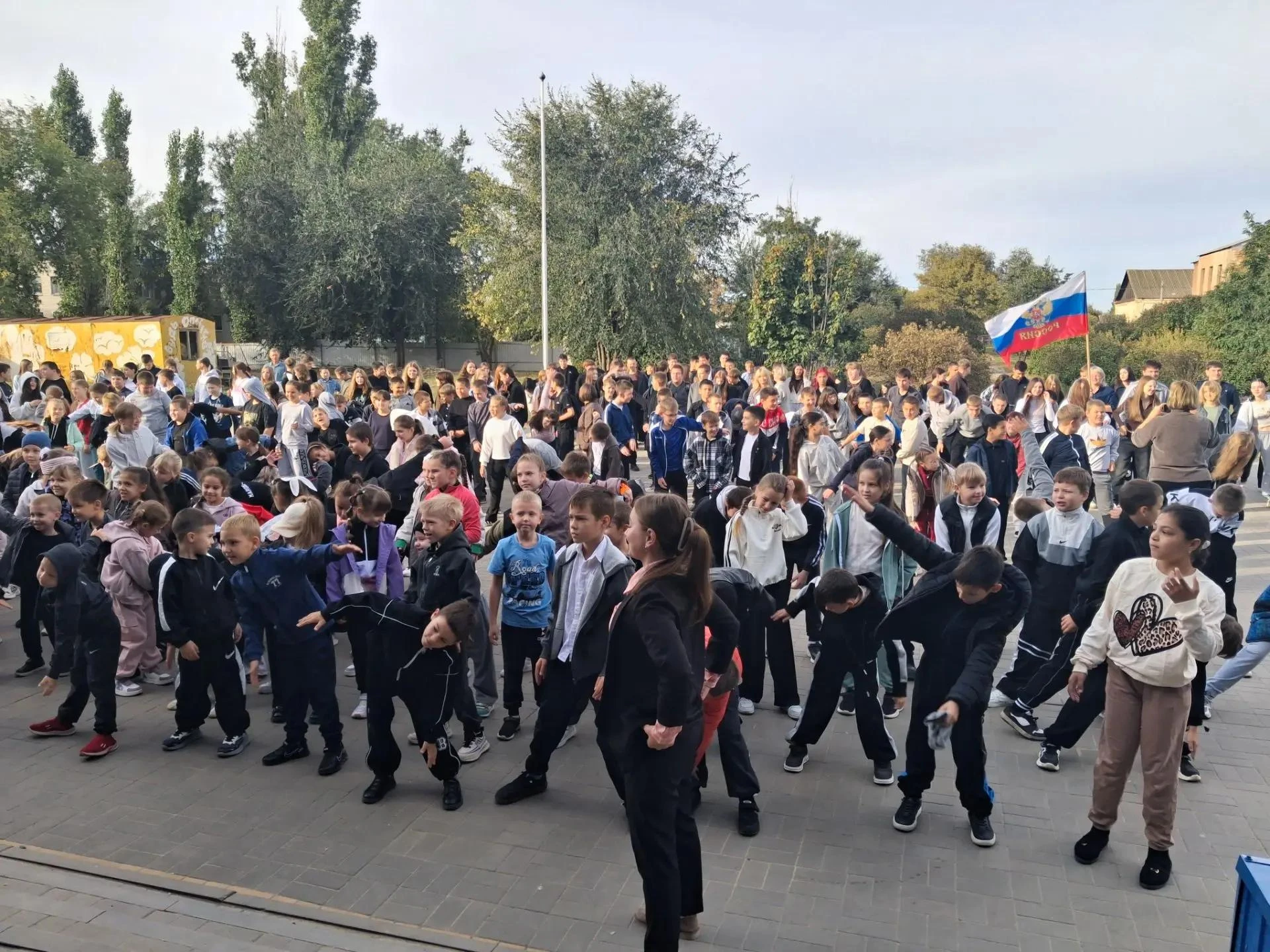 Каждый учебный день в нашей школе начинается с бодрящей зарядки. Этот день не стал искл...
