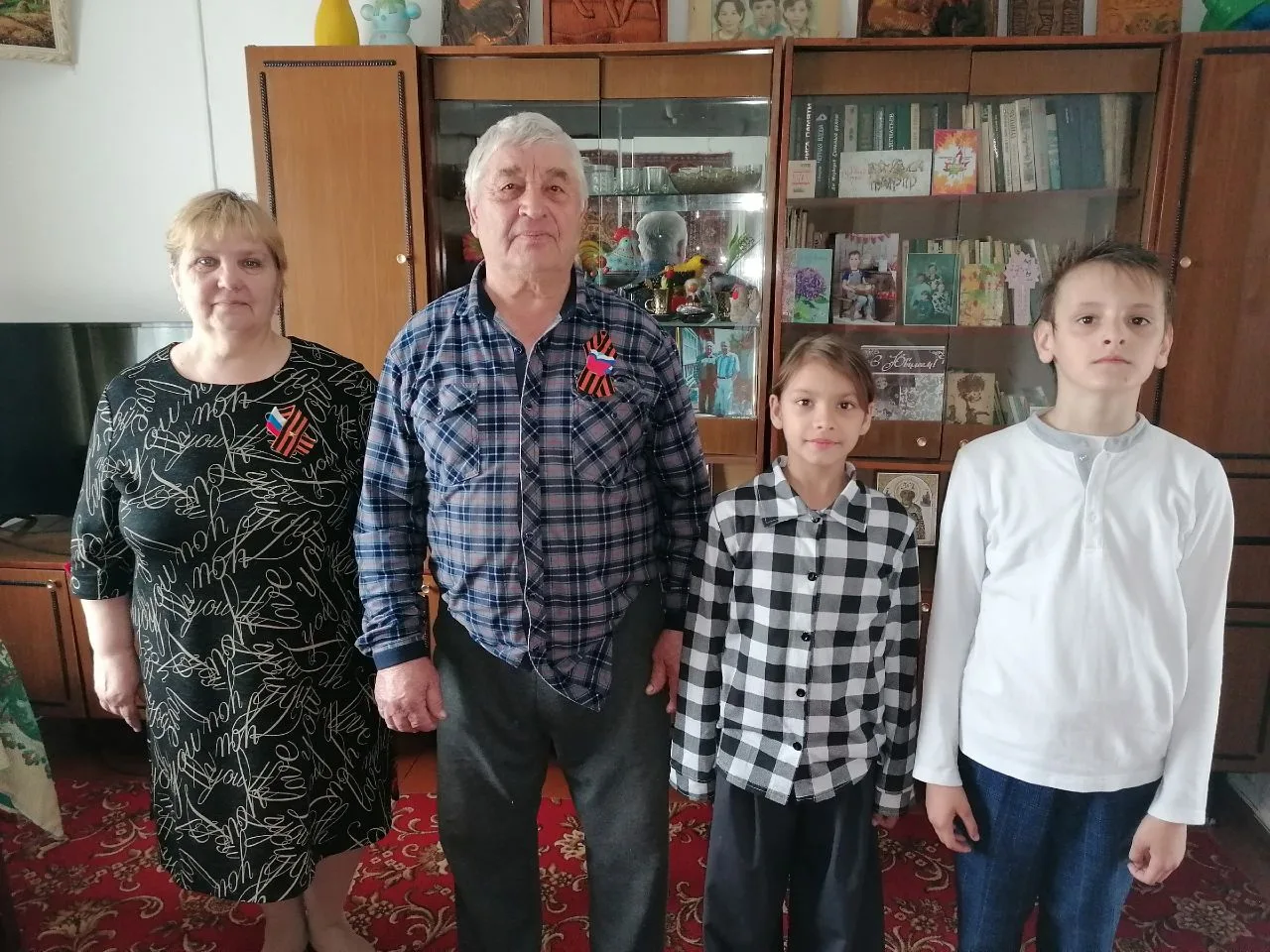 🎗️ В преддверии Дня Победы советник по воспитанию Екатерина Симонова вместе с руководи...