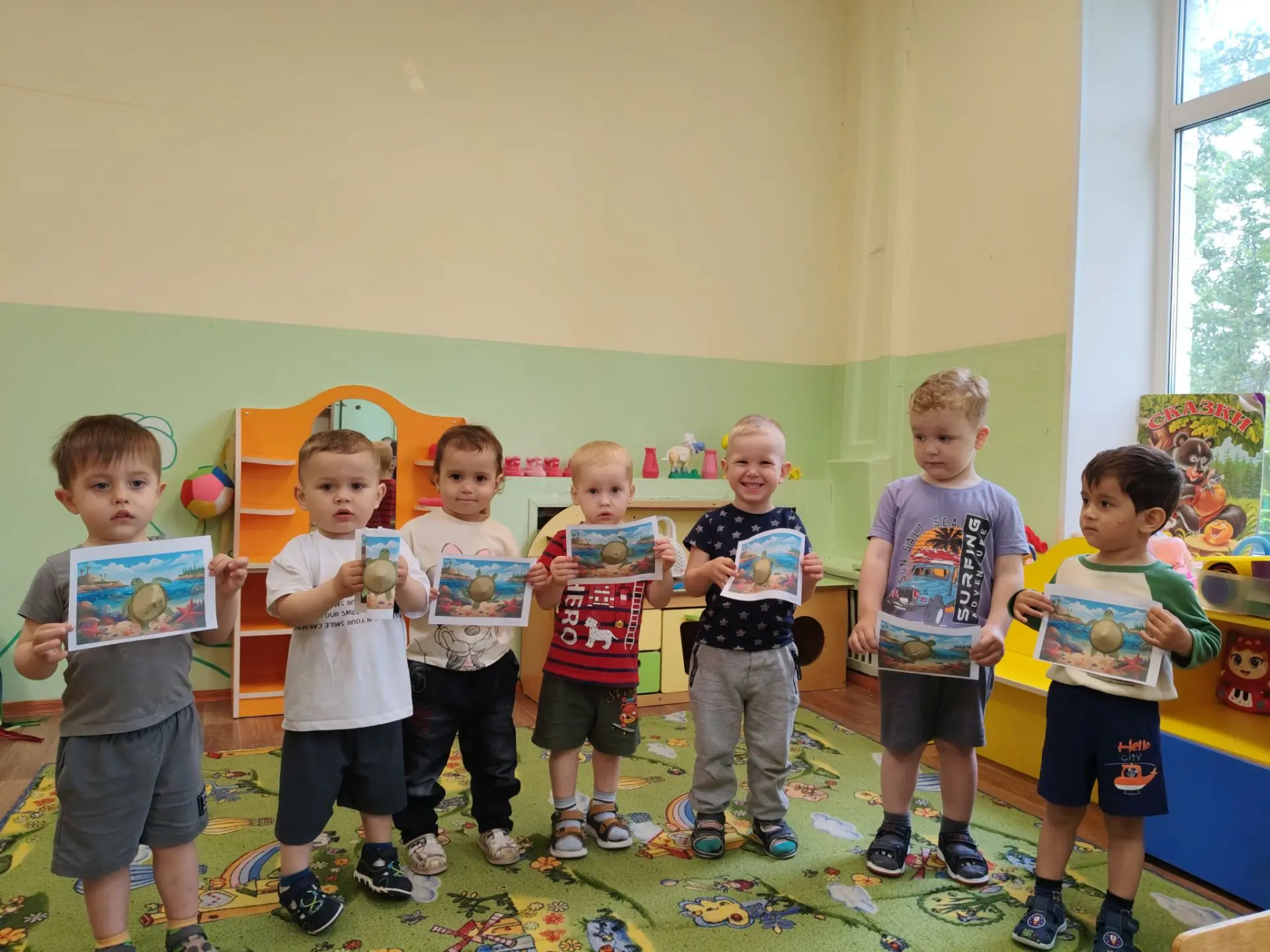 Смотрите, какие замечательные аппликации черепашек у нас получились. Каждый малыш вложил в свою рабо