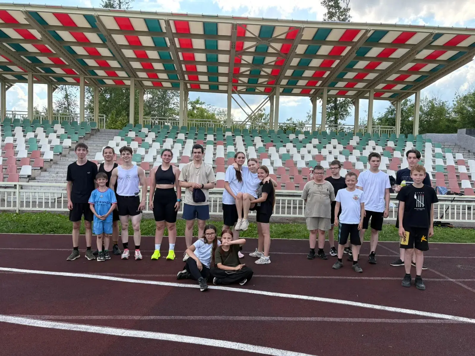 Тренировки по лёгкой атлетике продолжаются каждые понедельник, вторник, четверг и пятницу на стадион