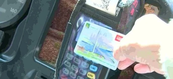 Владивостокцы отличаются от туристов в способе оплаты проезда в автобусах. Местные жите...