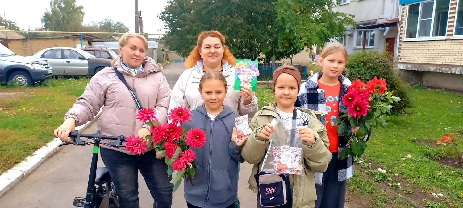 Работники Чермошнянского СДК вместе с детьми поздравили с Днём учителя педагогов, живущ...