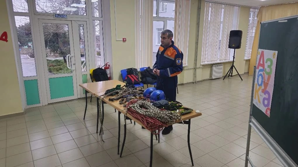 Спасатели Ямалспаса провели серию уроков по безопасности для школьников из Волновахского муниципальн