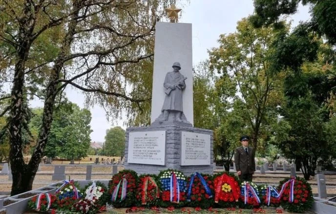 В венгерском городе Полгарди торжественно открыли памятник на месте захоронения 2500 по...
