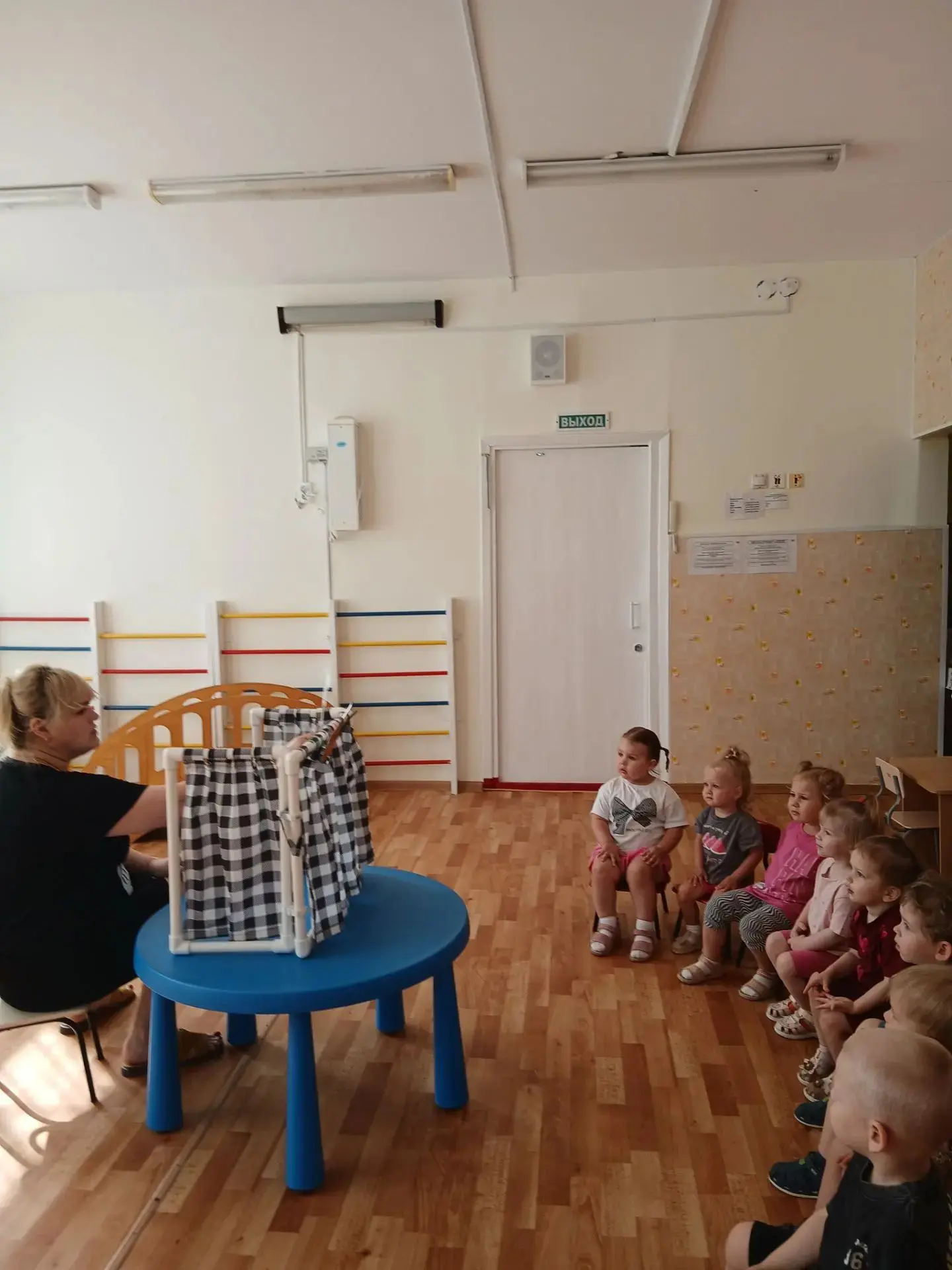 🌟 Яркий и поучительный спектакль «Кошкин дом» для юных зрителей! 🌟

В группе «Капелька» состоялся 