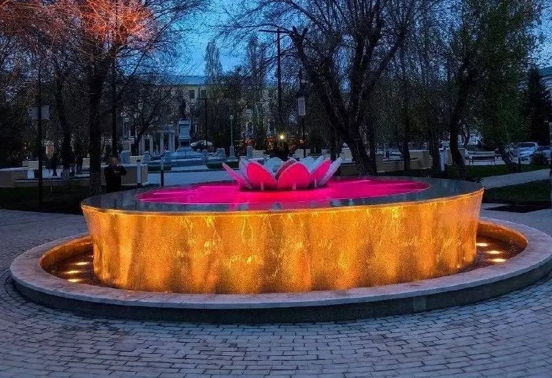 Новый фонтан начал работать в сквере им. Ленина на главной пешеходной улице Оренбурга — Советской.  