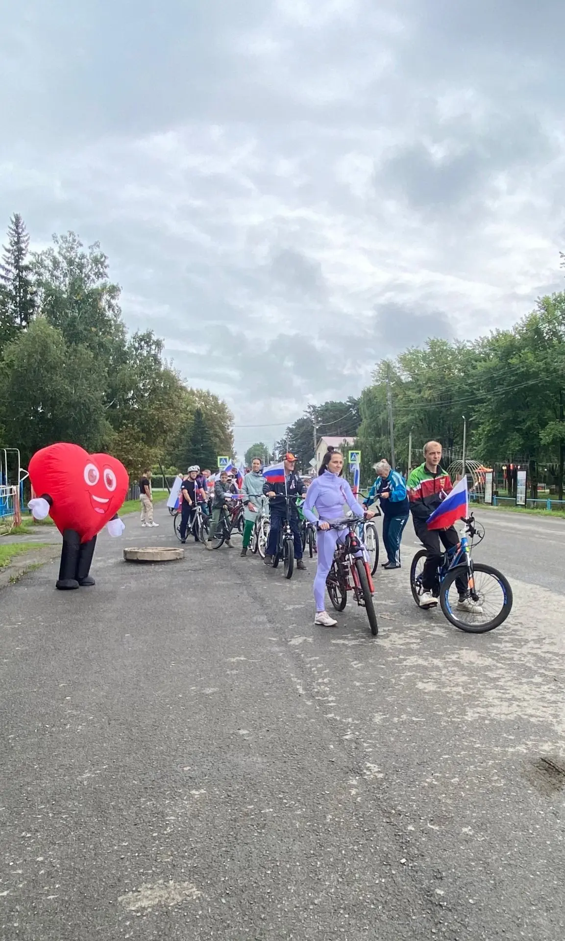 В честь Дня Государственного флага Российской Федерации в Тюхтете состоялся велопробег,...