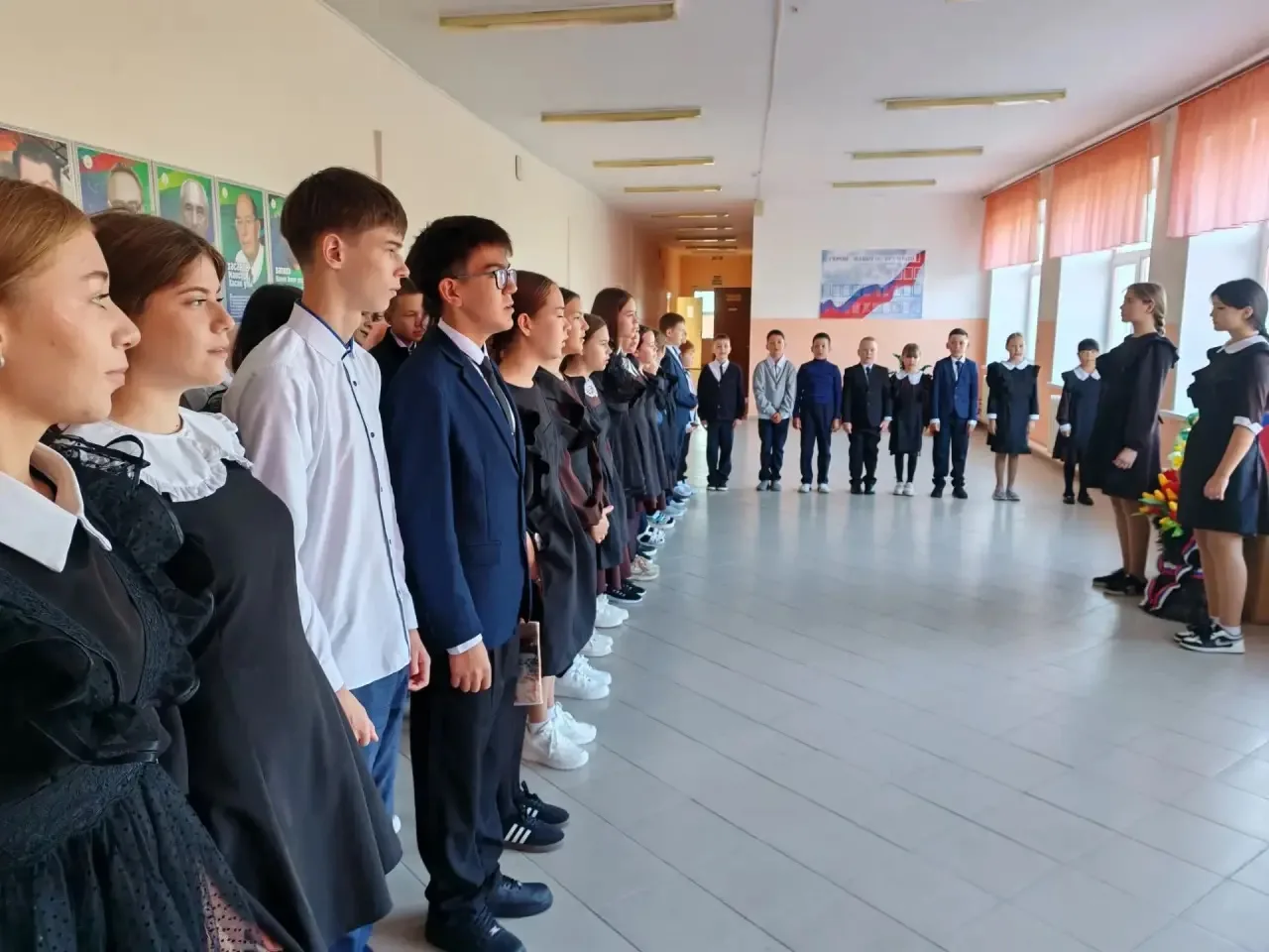 В нашей школе прошла торжественная церемония спуска флага.